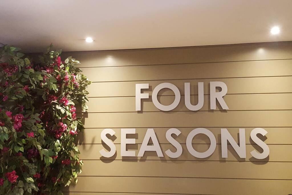 Four Seasons 818- Spacious Cbd Studio - Onsite Parking, Gym & Rooftop Pool Lägenhet Kapstaden Exteriör bild