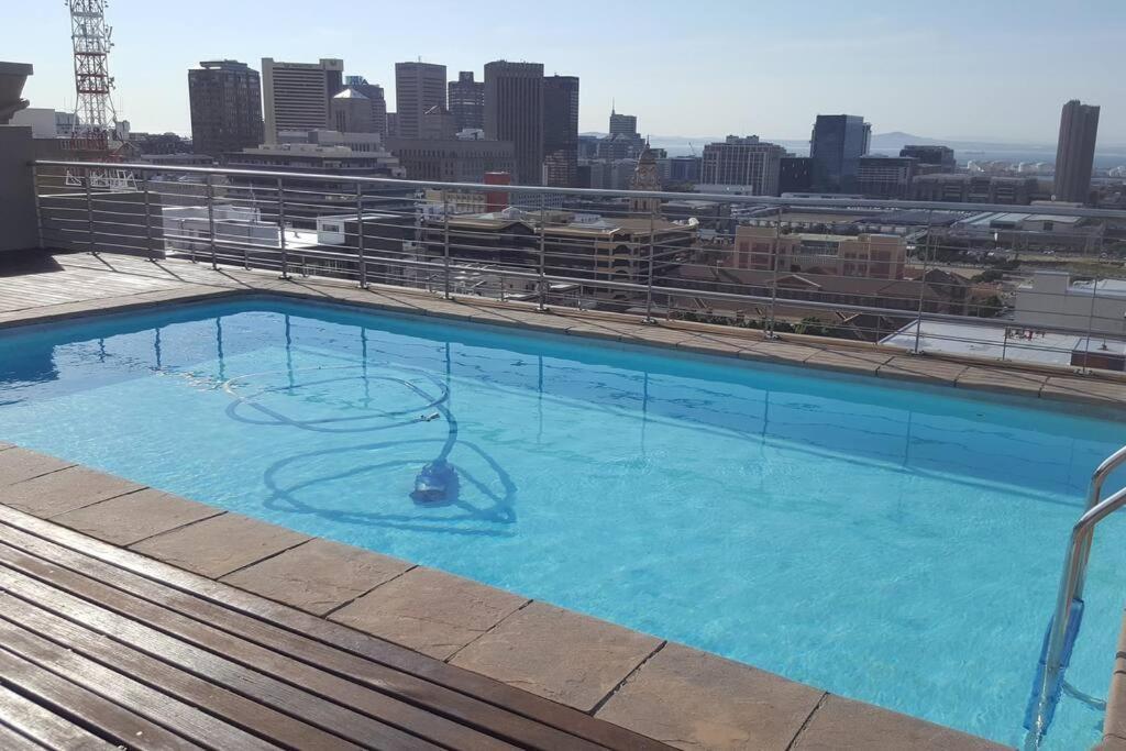 Four Seasons 818- Spacious Cbd Studio - Onsite Parking, Gym & Rooftop Pool Lägenhet Kapstaden Exteriör bild