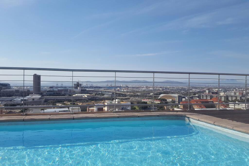 Four Seasons 818- Spacious Cbd Studio - Onsite Parking, Gym & Rooftop Pool Lägenhet Kapstaden Exteriör bild