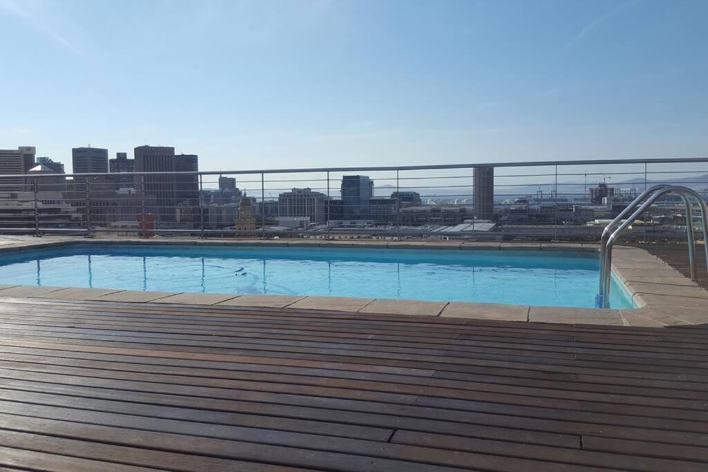 Four Seasons 818- Spacious Cbd Studio - Onsite Parking, Gym & Rooftop Pool Lägenhet Kapstaden Exteriör bild