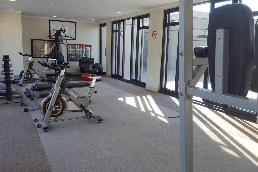 Four Seasons 818- Spacious Cbd Studio - Onsite Parking, Gym & Rooftop Pool Lägenhet Kapstaden Exteriör bild