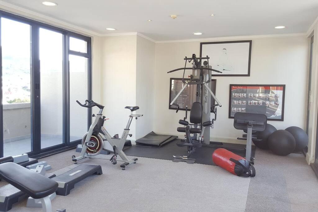Four Seasons 818- Spacious Cbd Studio - Onsite Parking, Gym & Rooftop Pool Lägenhet Kapstaden Exteriör bild