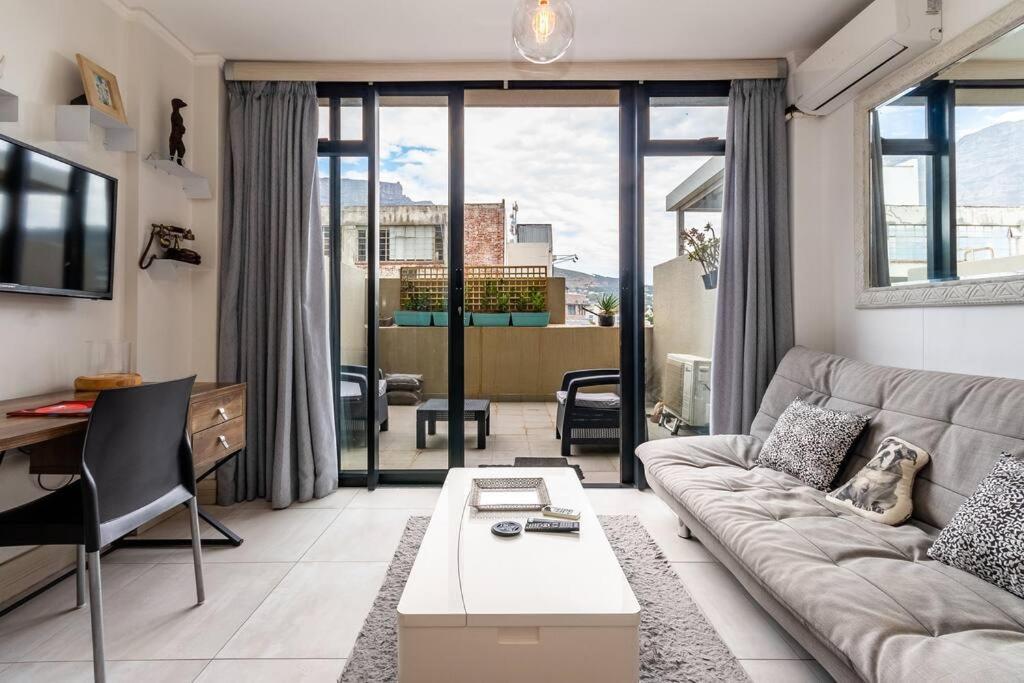 Four Seasons 818- Spacious Cbd Studio - Onsite Parking, Gym & Rooftop Pool Lägenhet Kapstaden Exteriör bild