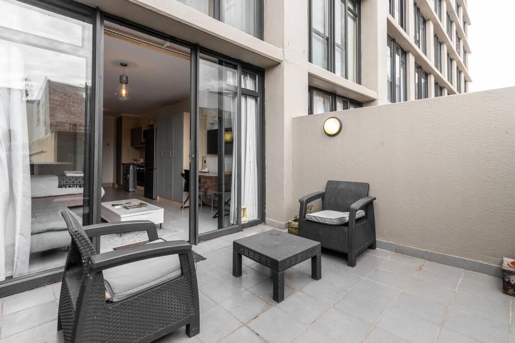 Four Seasons 818- Spacious Cbd Studio - Onsite Parking, Gym & Rooftop Pool Lägenhet Kapstaden Exteriör bild